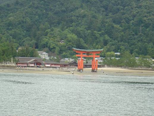フェリーから見る厳島神社の鳥居