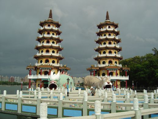湖畔に立つ龍と虎のツインタワー