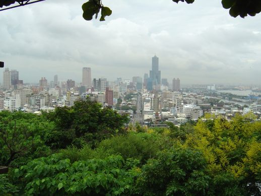 寿山公園の木立ちの間から見える高雄市内