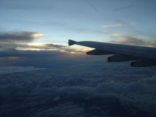 飛行機から見た夕暮れの空